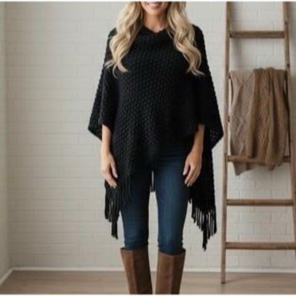 BNWT Womens Black FringedLure Crochet Knit Poncho Sweater Top - MaxSport OSFA - Picture 1 of 9